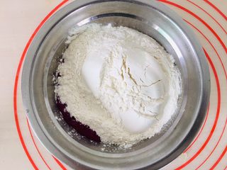 5、火龙果馒头,倒入面粉。