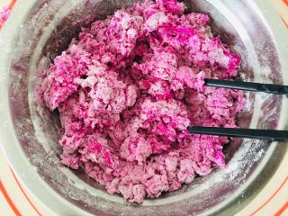 6、火龙果馒头,搅拌成絮状。