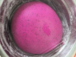 8、火龙果馒头,发酵两倍即可。