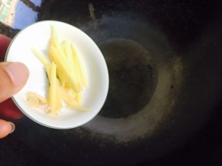 9、长寿面&生日面,锅里留底油倒入姜丝小火煸香