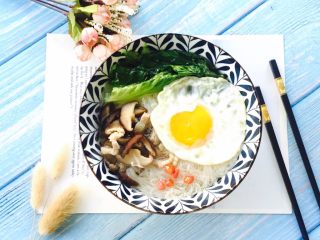 21、长寿面&生日面,面线盛在汤碗里浇上做好的香菇肉丝再放上荷包蛋