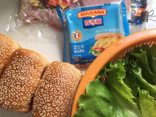 1、芝士火腿三明治,准备食材