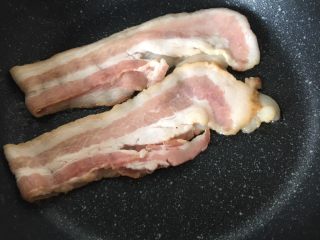 4、芝士火腿三明治,培根煎熟，煎去多余油脂