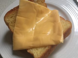 7、芝士火腿三明治,铺上芝士片