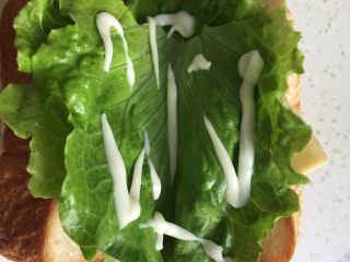 9、芝士火腿三明治,生菜上挤上沙拉酱
