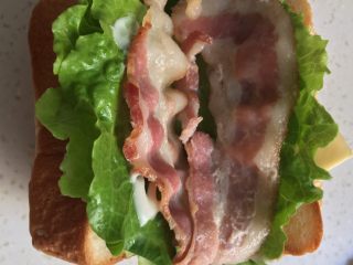 10、芝士火腿三明治,铺上培根