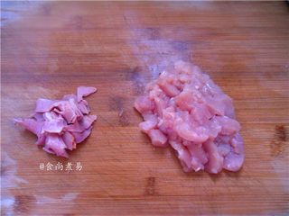 2、菠菜鸡肉饼,鸡胸肉、培根、解冻后分别洗净切小块