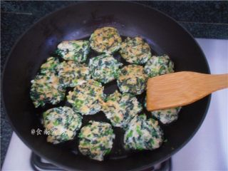 9、菠菜鸡肉饼,平底锅烧热，倒入橄榄油，将拌好的肉末捏成饼状，平铺在煎锅内，中火煎至两面焦黄色