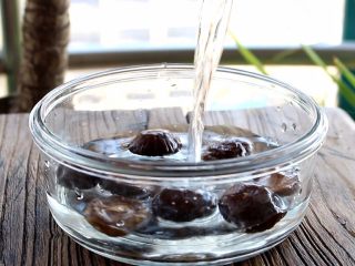 2、西红柿香菇汤,香菇泡发