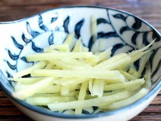 6、西红柿香菇汤,装碗