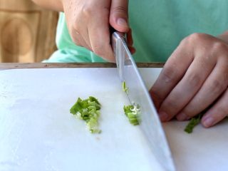 10、西红柿香菇汤,香菜切碎