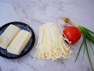 1、番茄金针菇豆腐汤,准备好材料