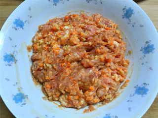 2、豆腐皮包肉,在剁好的肉馅中，加入料酒，适量盐，1勺生抽，1勺蚝油拌匀后再加少许糖调味，再慢慢地加入适量清水，把肉馅打上劲后静置一会儿。