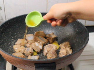 4、懒人糖醋排骨,倒入料酒翻炒均匀