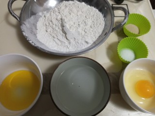 1、安心油条,准备原料