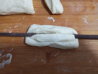 10、安心油条,两个条叠加用筷子压实