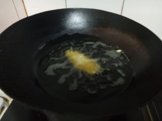 12、安心油条,放入油条勤翻动炸到表面金黄