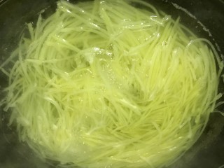 4、超爽口的凉拌土豆丝,锅内烧开水，放入土豆丝，煮至变色。捞起土豆丝沥干水分，放入凉开水中浸泡，几分钟后拿出沥干水分。