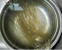 2、韩式安东炖鸡,粉条用温水浸泡至软