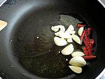 7、韩式安东炖鸡,在放入蒜瓣炒出香味