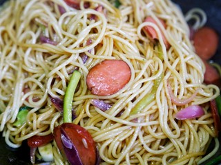 13、好吃到爆的火腿意面,用筷子充分搅拌均匀