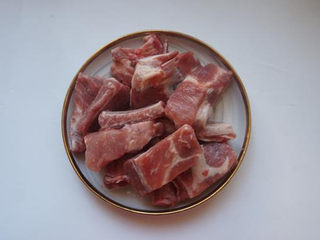 1、糖醋排骨,排骨剁成合适大小，用清水泡半小时，泡出血水；