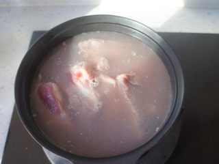 2、糖醋排骨,锅中加水，放排骨，焯到有浮沫出现，把排骨捞出来用温水洗净，控干水分备用；