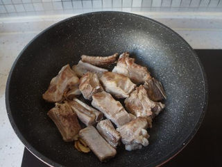 3、糖醋排骨,锅中加少许油，炒香姜片，放入排骨，煎至两面微黄；