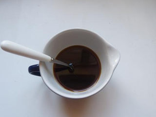 4、糖醋排骨,煎排骨的时候可以先把料汁调好。