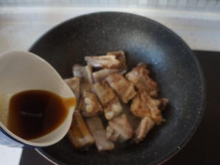 5、糖醋排骨,排骨煎好后倒入糖醋汁；