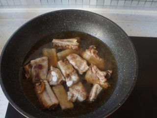 6、糖醋排骨,倒入和排骨持平的热水，中火烧开，再转中小火炖20分钟左右；