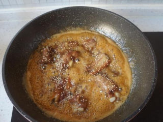 7、糖醋排骨,到时间后，加入适量食盐，转大火收汁；