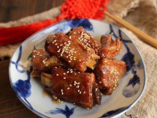 8、糖醋排骨,加入熟芝麻拌匀就可以关火了，出锅！