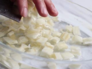 3、糖醋藕丁,藕丁放入加有白醋的清水中浸泡待用。