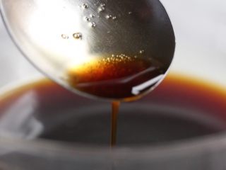 6、糖醋藕丁,生抽1汤匙、老抽1茶匙、盐1茶匙、白醋2汤匙、白糖3汤匙、蚝油10克、清水5汤匙混合调成糖醋汁。