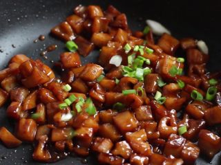 12、糖醋藕丁,出锅前撒上葱花。