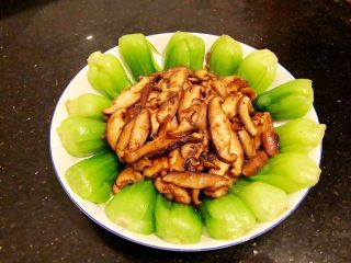 12、香菇油菜,12.最后倒入摆盘好的油菜里，就大功告成了。