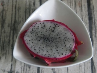 1、土司拌水果,先准备半个火龙果