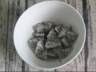 2、土司拌水果,切成块