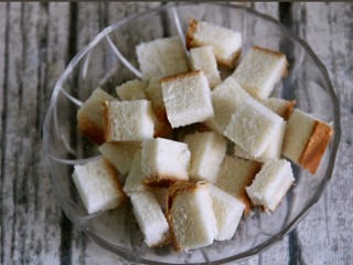 5、土司拌水果,把土司切成小方块