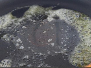 8、土司拌水果,小火融化至全是泡泡