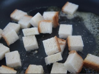 9、土司拌水果,然后把土司放进去煎