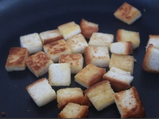 10、土司拌水果,小火煎至微焦即可