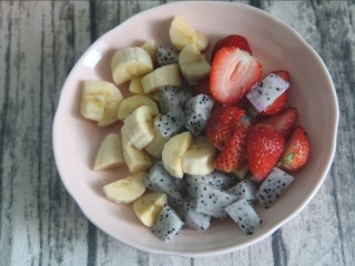 11、土司拌水果,把所有的水果放在一个盘里