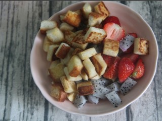 12、土司拌水果,再放上土司块