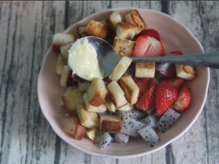 13、土司拌水果,加一勺炼乳