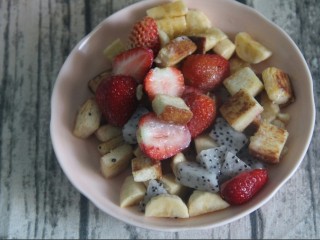 14、土司拌水果,拌匀