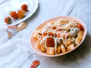 15、土司拌水果,再挤上沙拉酱