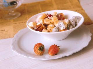 16、土司拌水果,拌匀即可吃了