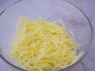 2、快手土豆饼,土豆去皮擦成丝，再用清水洗去多余的淀粉，控干水分
